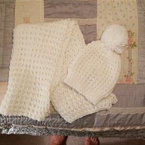 Jessica Simpson White Knit Scarf and Hat Set used very little. Pretty set
